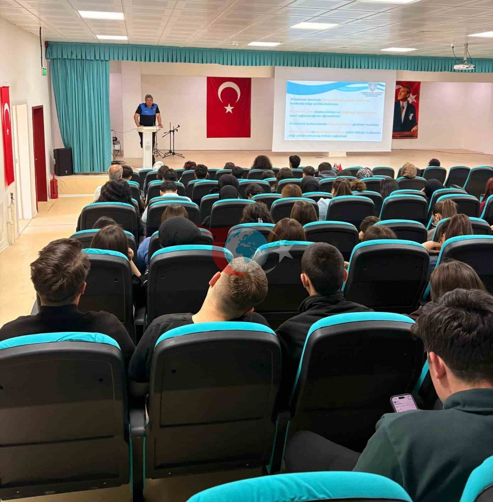 Eskişehir polisi ilçelerdeki öğrencileri hem eğlendiriyor hem bilgilendiriyor