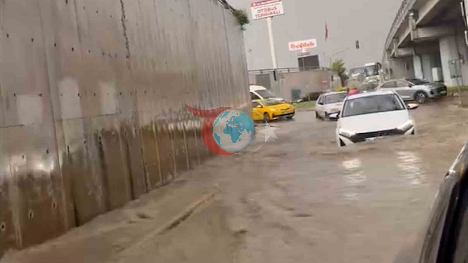 Bolu'da Sağanak ve Dolu Hayatı Felç Etti: İş Yerlerini Su Bastı