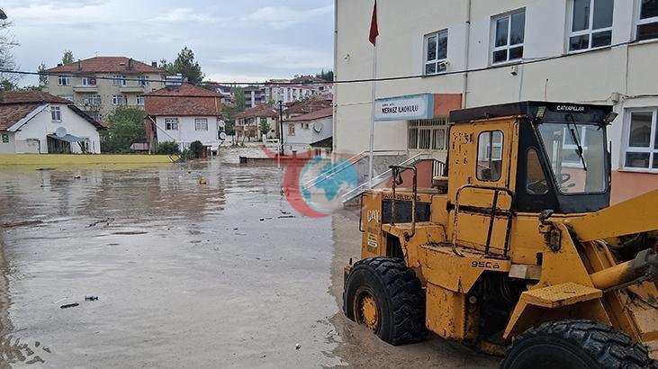 Samsun'da Sağanak Yağış: Yollar Suya Teslim, Araçlar Selde Sürüklendi