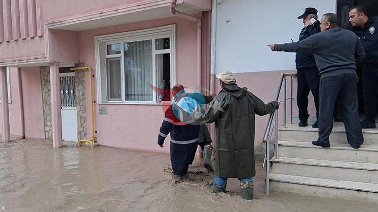 Samsunda yağan leysan təsirli oldu. Yollar göllərə çevrildi, nəqliyyat vasitələri su altında qaldı