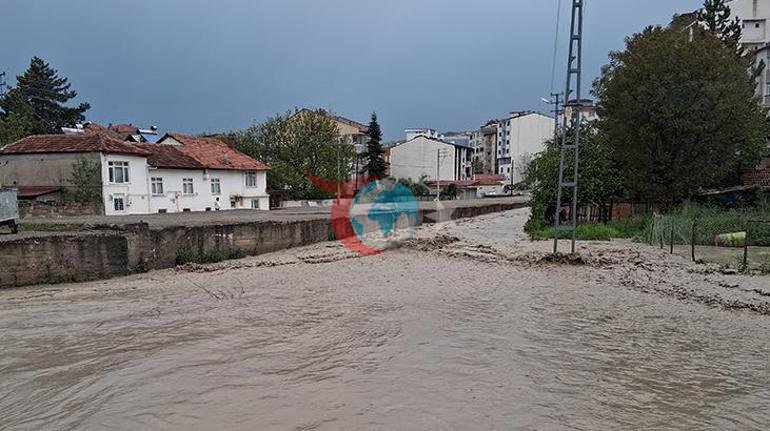 Samsunda sağanak etkili oldu Yollar göle döndü, araçlar sele kapıldı