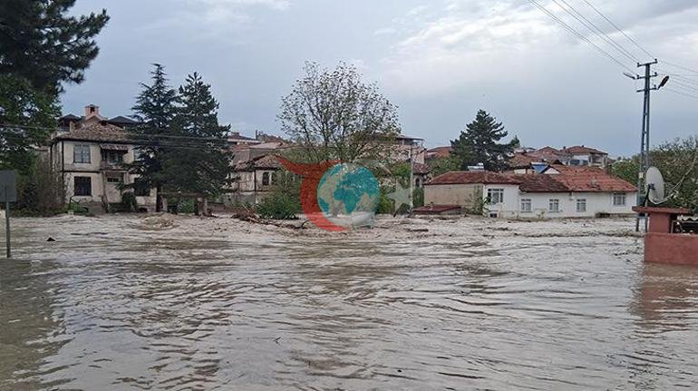 Samsunda yağan leysan təsirli oldu. Yollar göllərə çevrildi, nəqliyyat vasitələri su altında qaldı