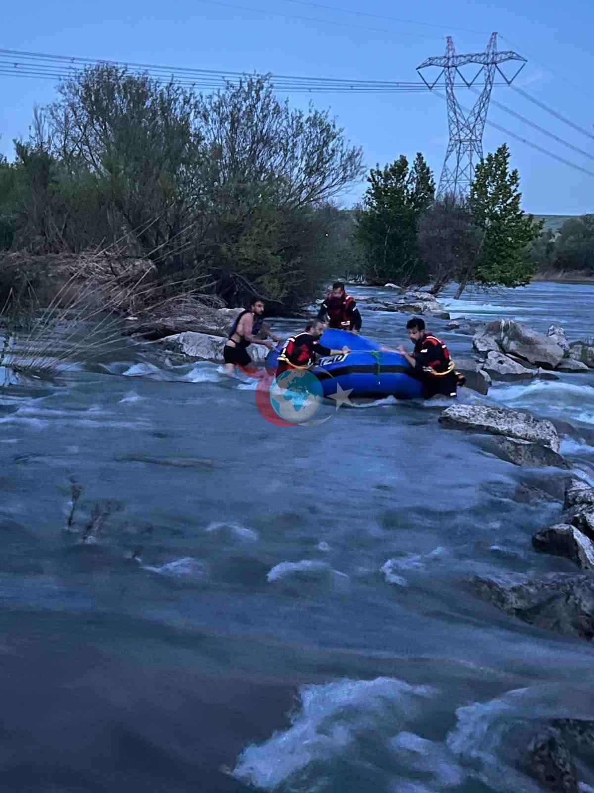 Dicle Nehri&rsquo;nde mahsur kalan genç kurtarıldı