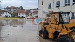 Samsuna leysan yağdı! Yollar göllərə çevrildi, nəqliyyat vasitələri su basdı. Hündürlük 1=