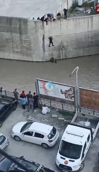 Artvin'de Dereye Düşen Çocuk Vatandaşların Çabasıyla Kurtarıldı