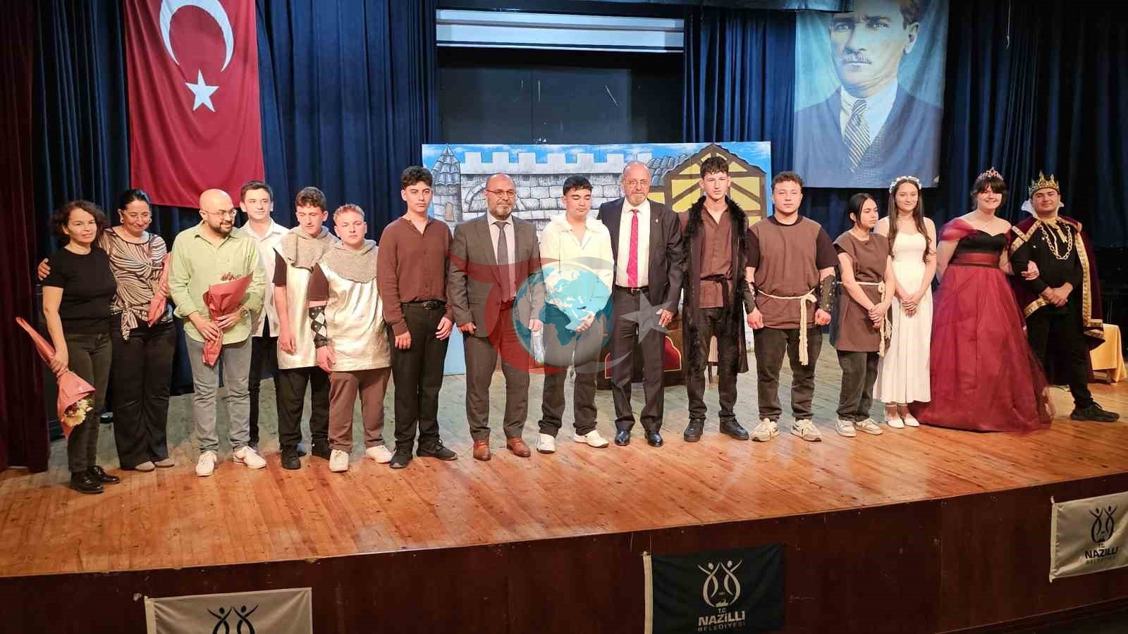 Nazilli'de Meslek Lisesi Öğrencileri 'Hamlet' ile Sahne Aldı