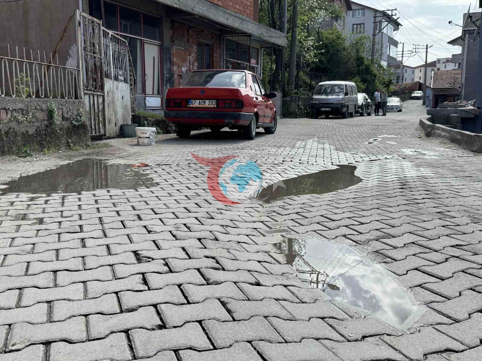 Zonguldak'ta Bozuk Yol Çocukları Islatıyor: Vatandaş Tepkili