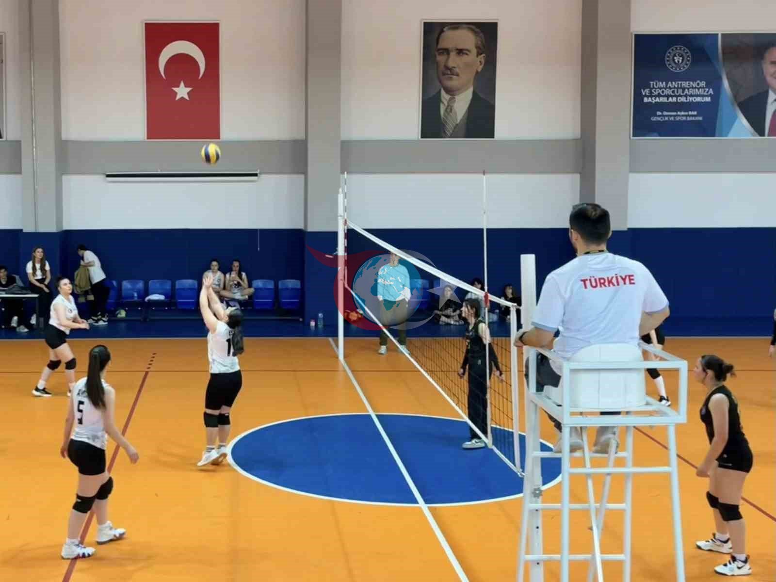 Bilecik'te Nefes Kesen Liseler Arası Voleybol Heyecanı