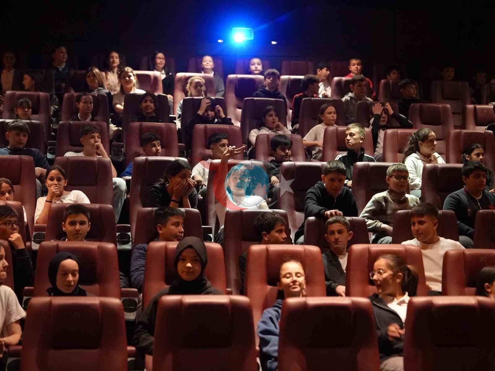 Düzce Belediyesi'nden Öğrencilere Sinema Etkinliği