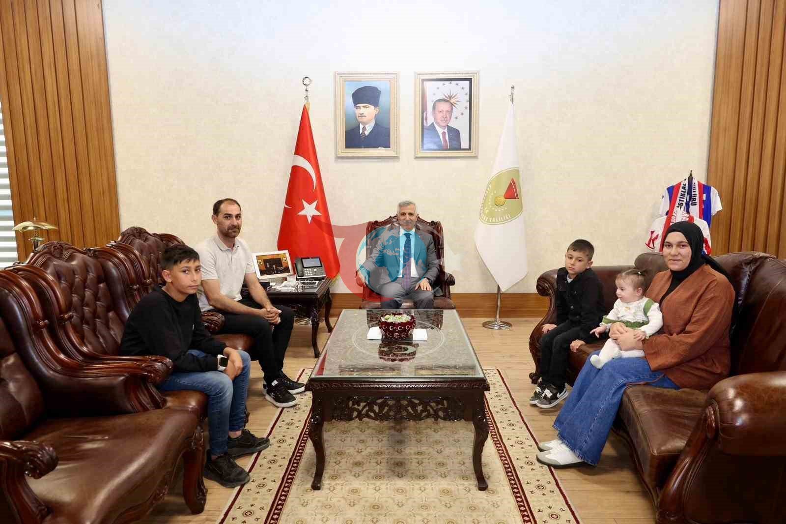 14 yaşındaki Yusuf, yere düşen bayrağı almak için piste koştu
