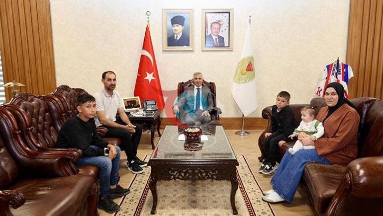 Bayrak yere düşmesin diye piste koştu 14 yaşındaki Yusuf’un milli şuuru alkış topladı