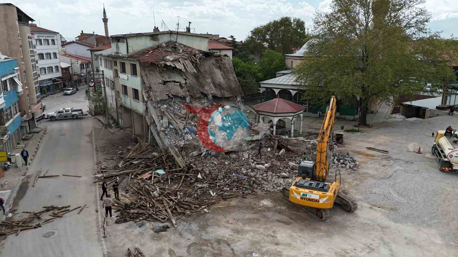 Bolvadin&rsquo;de kentsel dönüşüm çerçevesinde yıkım çalışması başladı