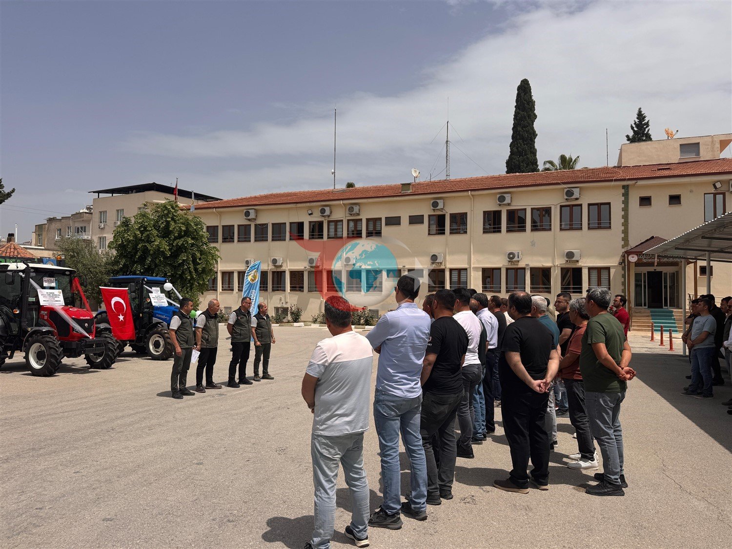 Mut&rsquo;ta orman köylüsüne traktör desteği