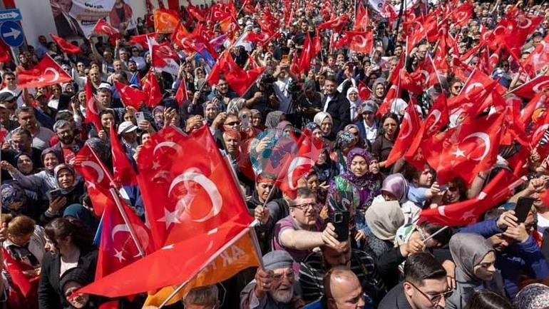 AK Partiye geçen Burcu Köksala, Afyonkarahisar Belediyesi önünde mehterli karşılama