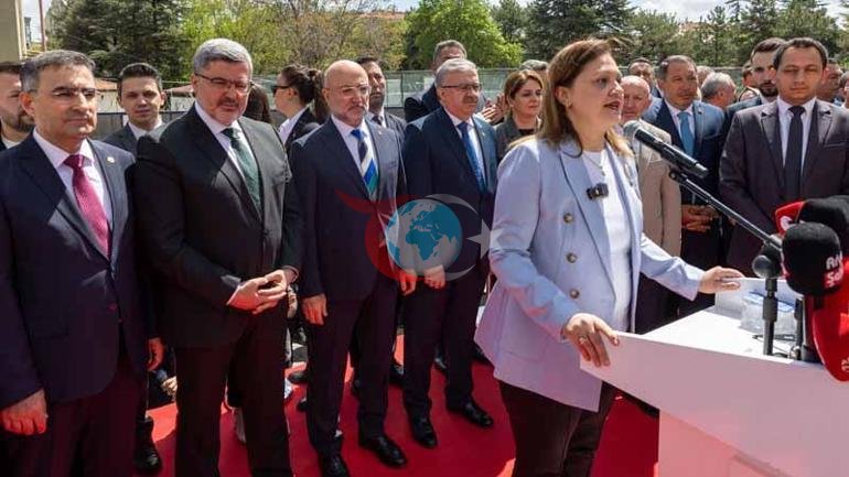 AK Partiye geçen Burcu Köksala, Afyonkarahisar Belediyesi önünde mehterli karşılama