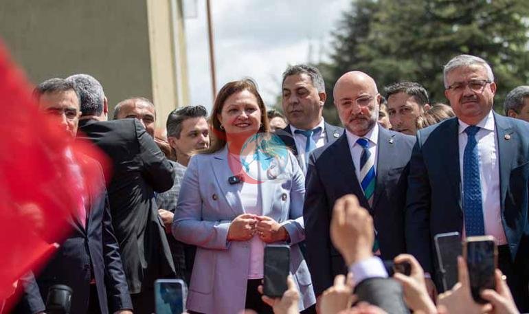 AK Partiye geçen Burcu Köksala, Afyonkarahisar Belediyesi önünde mehterli karşılama