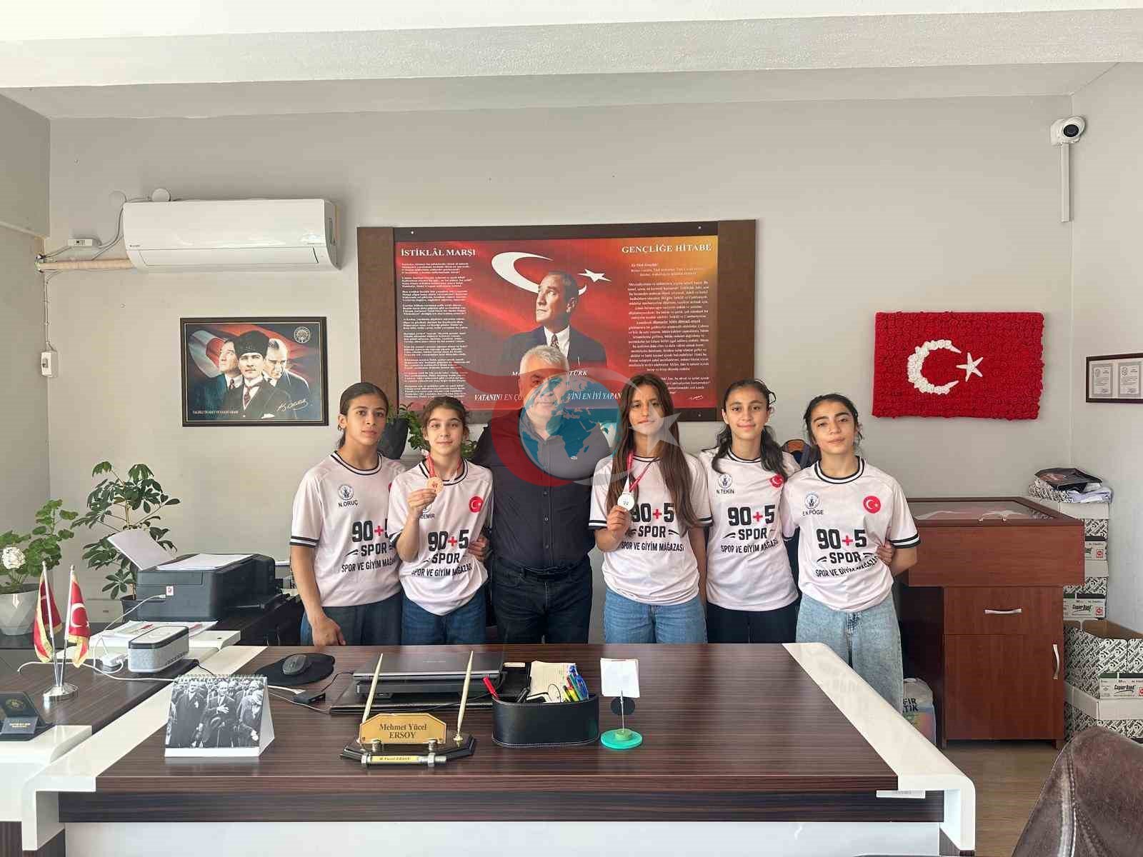 Salihli'li Güreşçiler Bolu'dan Madalya İle Döndü