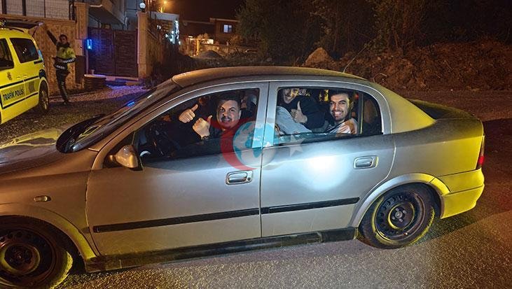 Kütahya'da Trafik Denetiminde İlginç Anlar: 5 Kişilik Araçtan 8 Kişi Çıktı