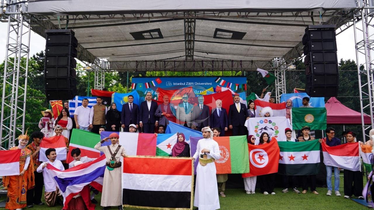 İZÜ'de Kültür Şenliği: 30 Ülke Bir Arada, Renkli Bir Festival
