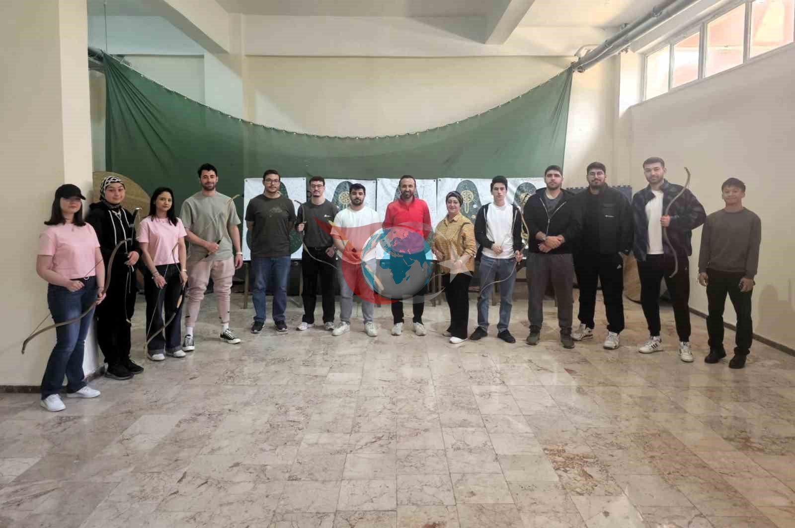Üniversiteli gençler hem ok attı hem de tarih öğrendi