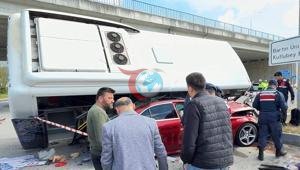 Bartında dəhşətli qəza. Xalq avtobusu avtomobilin üzərinə aşıb: Çoxlu yaralı var.