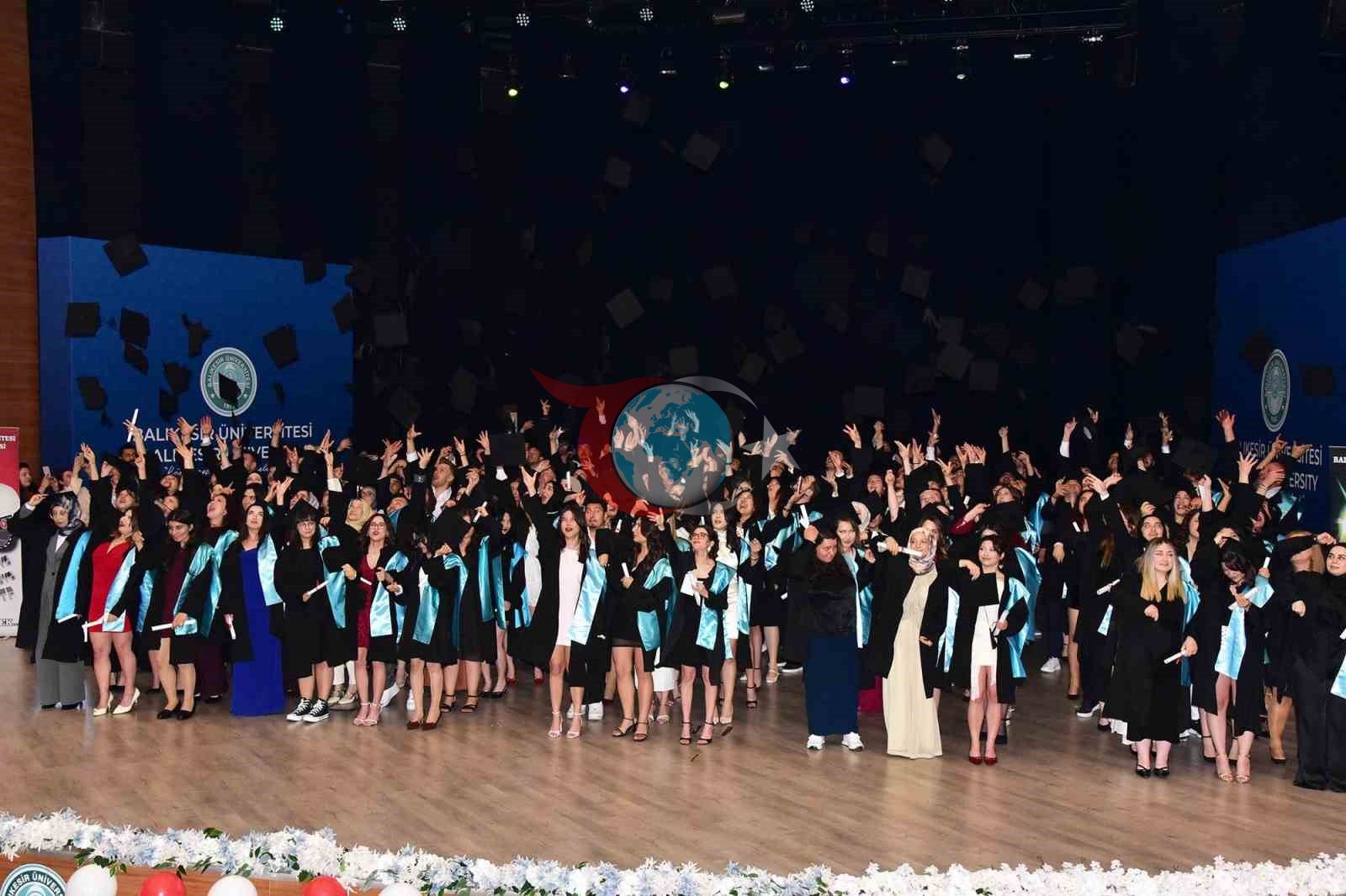 Balıkesir Üniversitesi'nde Mezuniyet Töreni Coşkusu