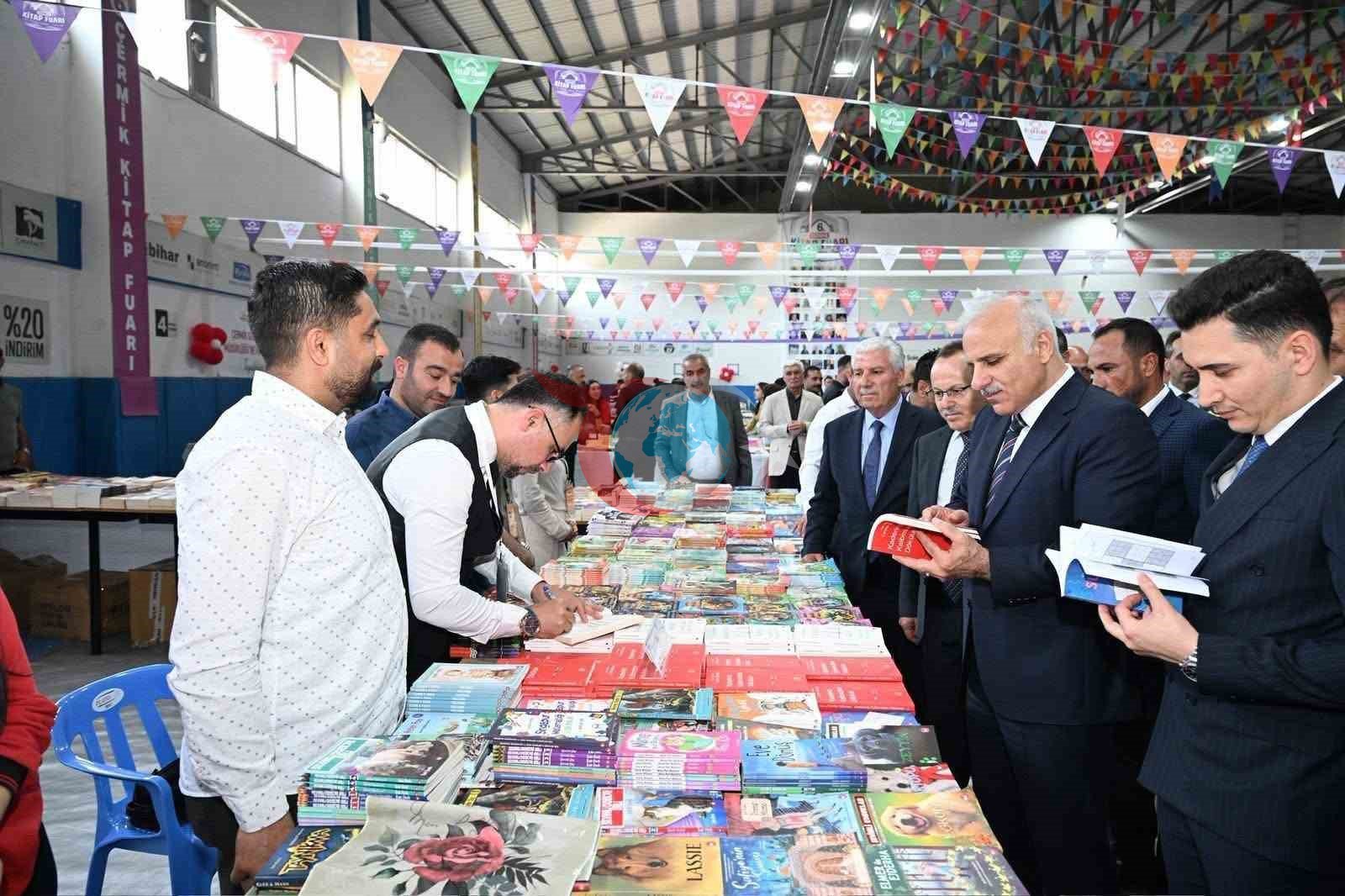 Vali Zorluoğlu Çermik Kitap Fuarı'nda Yazarlarla Buluştu
