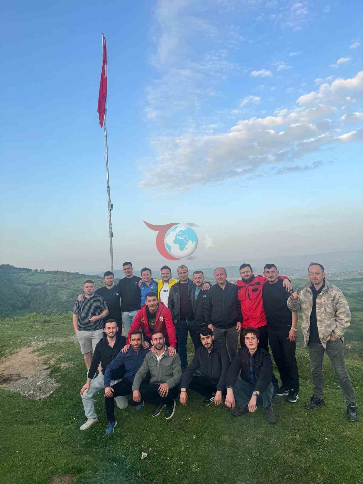 Zonguldak&rsquo;ta gençler köylerinin zirvesine Türk bayrağı dikti