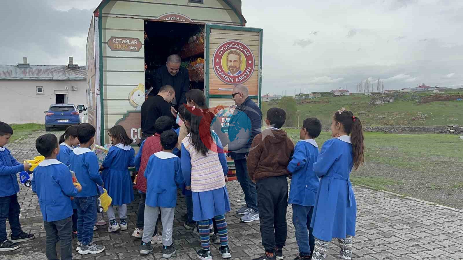 Kars'ta Oyuncak Karavanı Çocukların Yüzünü Güldürdü