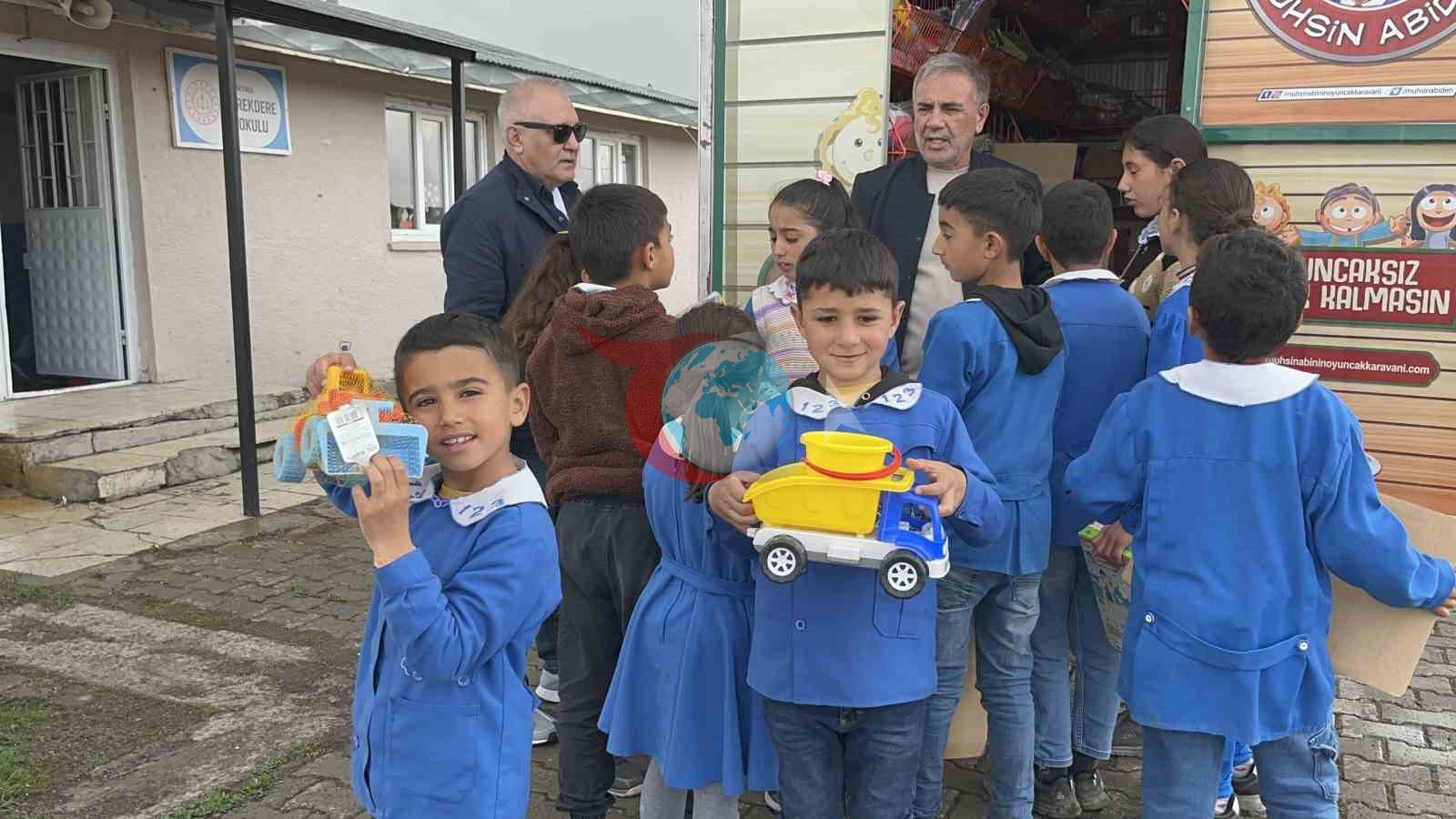 O'yinchoq karvoni Karloadsda kichik sinflarning qalblarini isitdi