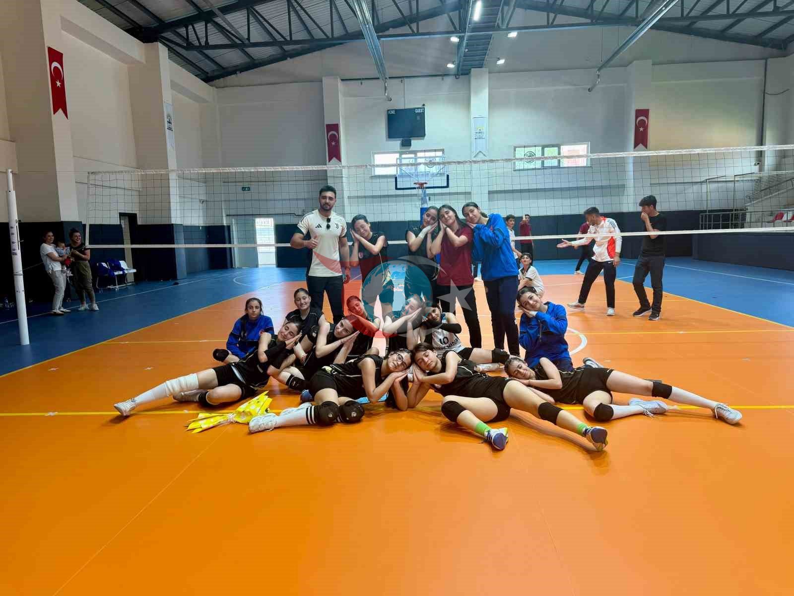 Siverek Spor Lisesi kız voleybol takımı şampiyon