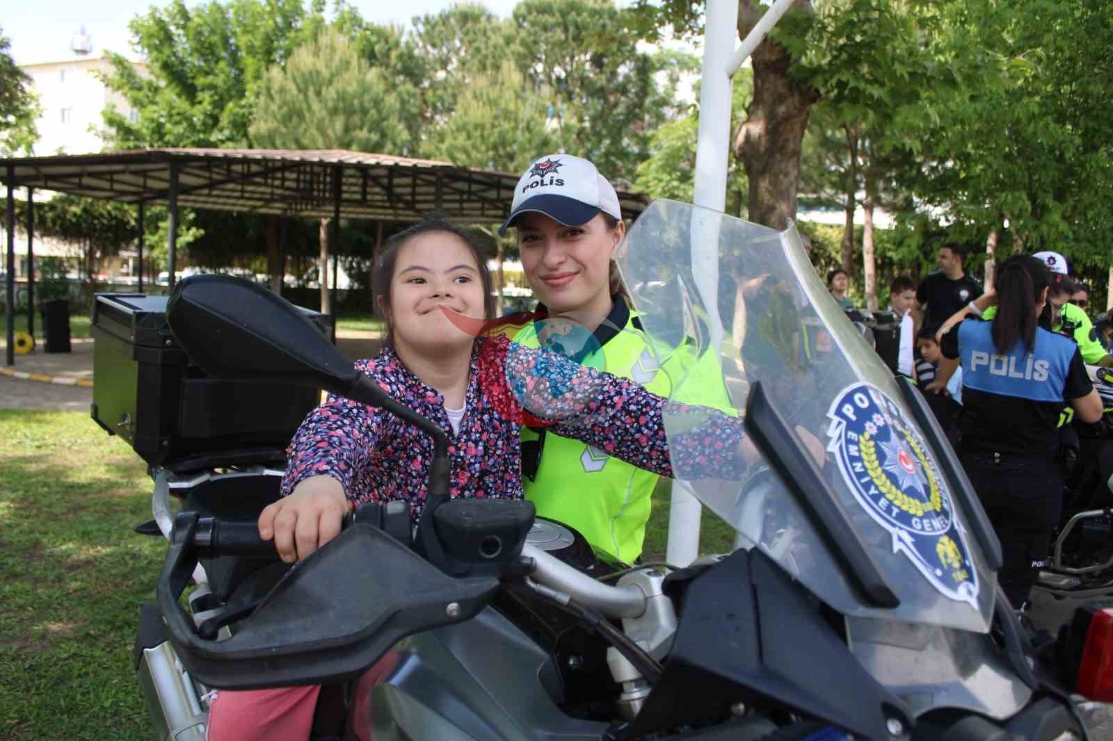 Aydın'da Özel Çocuklara Polislerden Anlamlı Ziyaret