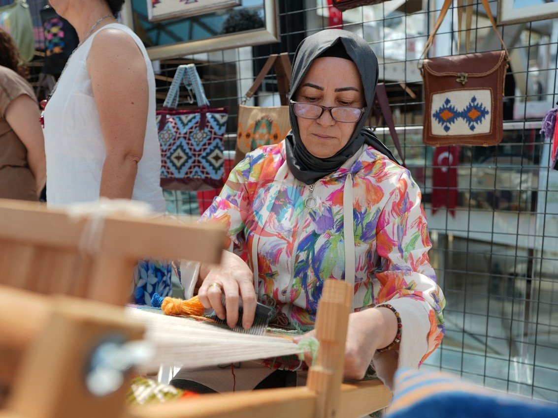 Denizli'de Kadınların El Sanatları Sergisi Büyük İlgi Görüyor
