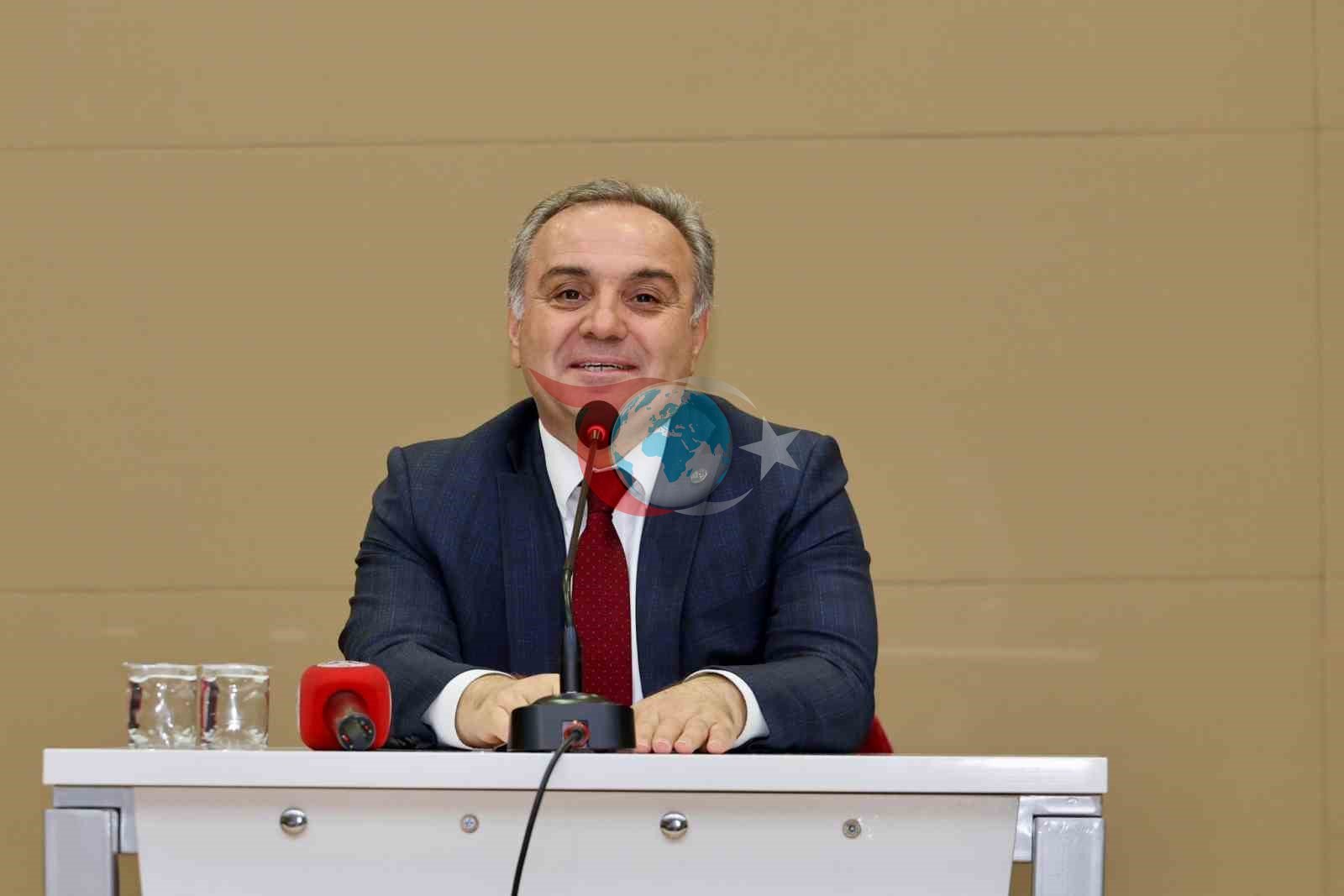 Rektor prof. Dr. Altun talyplar bilen duşuşdy Zal Çärä, professor Dr. Altun Erciyes uniwersitetinde geçirilen taslamalar we gözlegler barada maglumat berdi we okuwçylara geljekki hünärlerini nädip düzüp boljakdygy barada maslahat berdi. Sanly dünýä tarapyndan hödürlenýän mümkinçiliklere ünsi çekip, Altun okuwçylaryň kär saýlamakda seresap bolmalydygyny aýtdy. </p> <h2> Sosializasiýa we ömürboýy öwrenişe ünsi </h2> <p> Rektor Altun öz çykyşynda okuwçylaryň diňe akademiki üstünliklere ünsi jemlemeli däldigini, şeýle hem sosial endikleriň ähmiýetine ünsi çekdi. Okuwçylara gündelik okuw meýilnamalaryndan çykyp, özlerini hemişe kämilleşdirmegi maslahat berdi we ömürboýy öwrenmegiň zerurdygyny ýada saldy. </p> <h2> Wakanyň duýgy pursaty </h2> <p> Çäreden soň professor Dr. Altun talyplar bilen ýeke-ýekeden söhbetdeşlik geçirdi we soraglaryna jogap berdi. Tüýs ýürekden we çyn ýürekden söhbetdeşlikden soň, özüne hödürlenen gülü sowgat berip, çärä duýgudaşlyk goşdy. </p> <p> Şeýle wakalaryň uniwersitet okuwçylary üçin maglumat beriji we ylham beriji bolmagy geljekde şuňa meňzeş ýygnaklaryň artyp biljekdigini görkezýär. </p>
                        </div>

                        <!-- Tags -->
                                                    <div class=