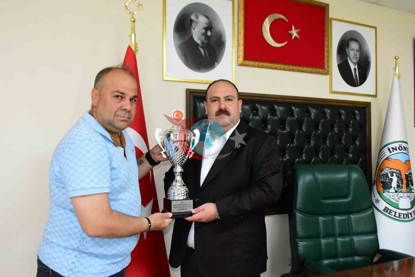 Eskişehir Masterlar'dan Başkan Hamamcı'ya Anlamlı Hediye