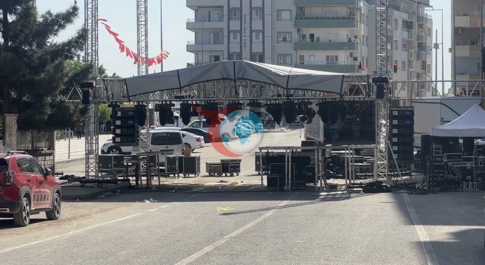 Jeylanpinardagi bayroq inqirozi kontsertni bekor qildi