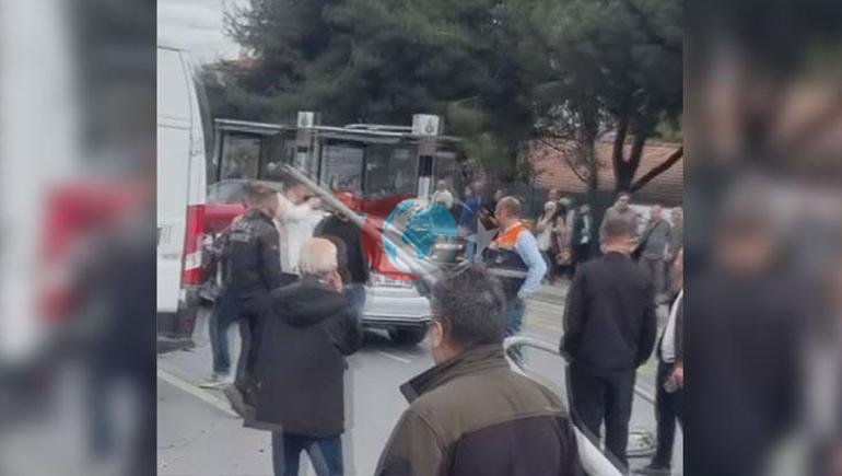 Bakırköyde film gibi olay Bir aracın çarptığı direk, başka bir aracın üzerine devrildi