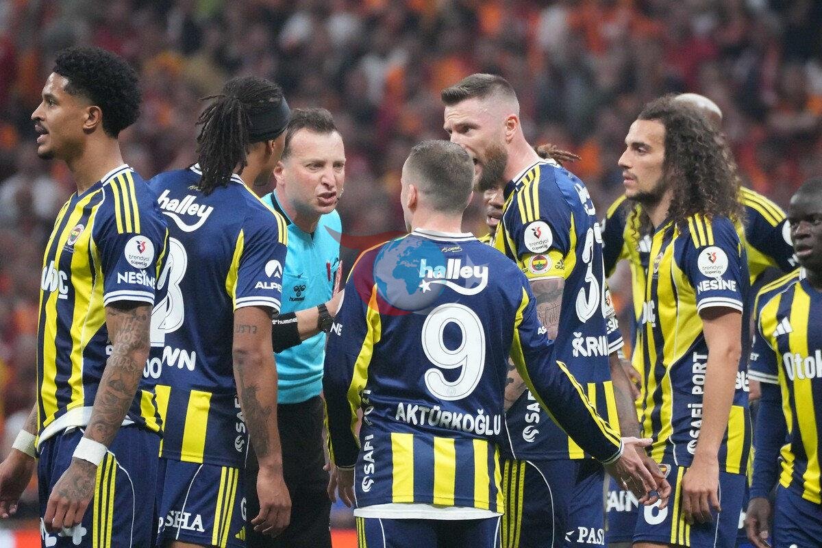 Fenerbaxche futbolchilari hakam Yasin Kol atrofida