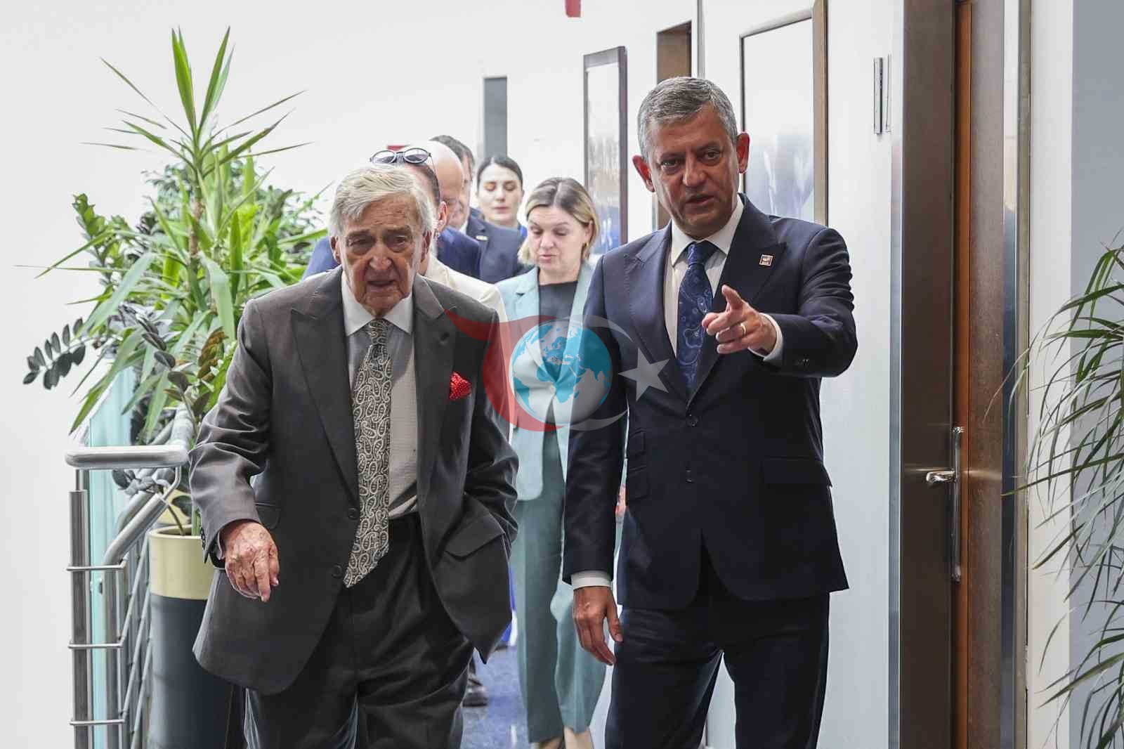 CHP Lideri Özel, Koç Ailesini Ağırladı