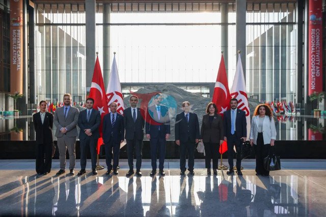 Güclü diplomatik trafik. data-height=