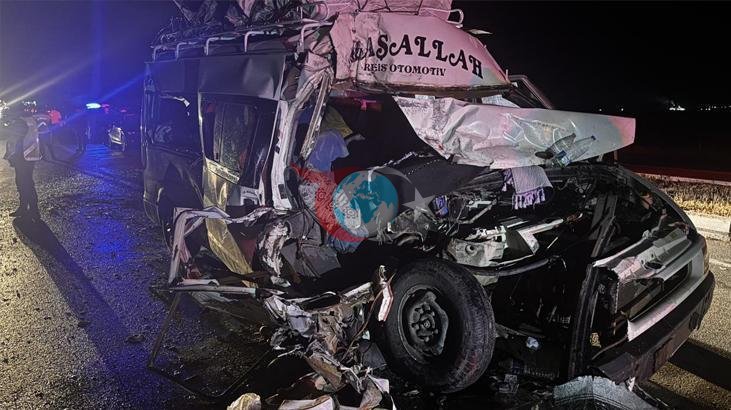 Aksaray'da Korkunç Kaza: Tarım İşçilerini Taşıyan Minibüs Tıra Çarptı