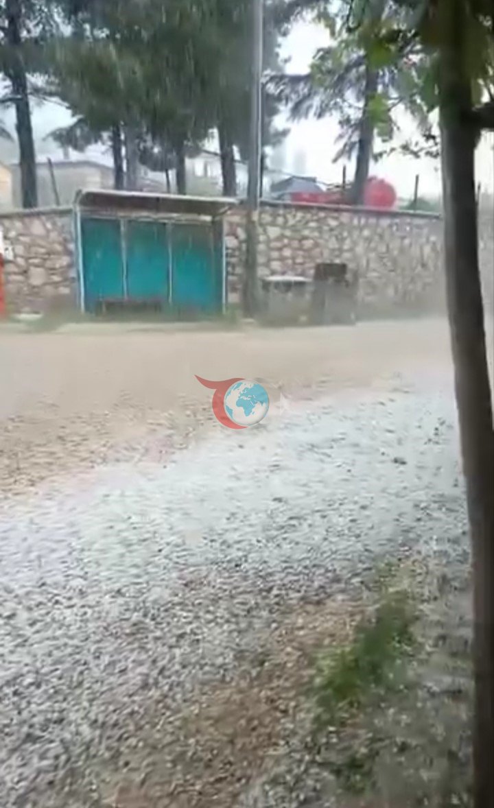 Bursa'da Şiddetli Dolu Yağışı: Tarım ve Araçlar Zarar Gördü