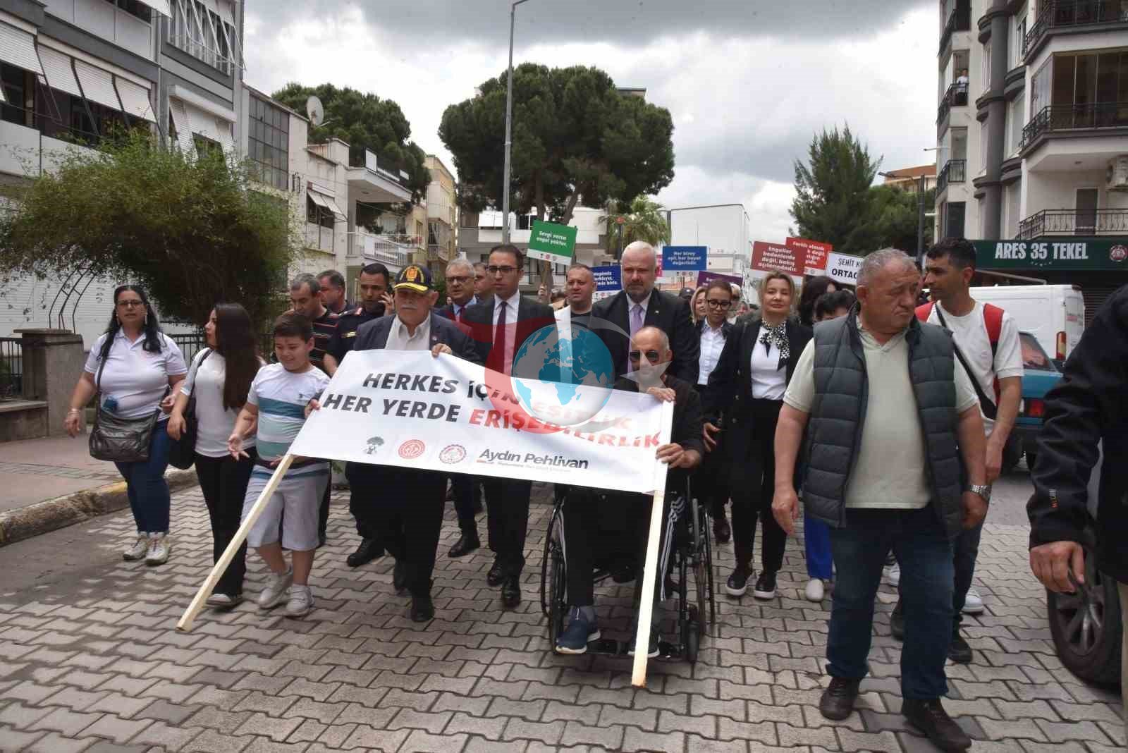 Menemen’de Sevgiyle Engelleri Aşan Farkındalık Yürüyüşü