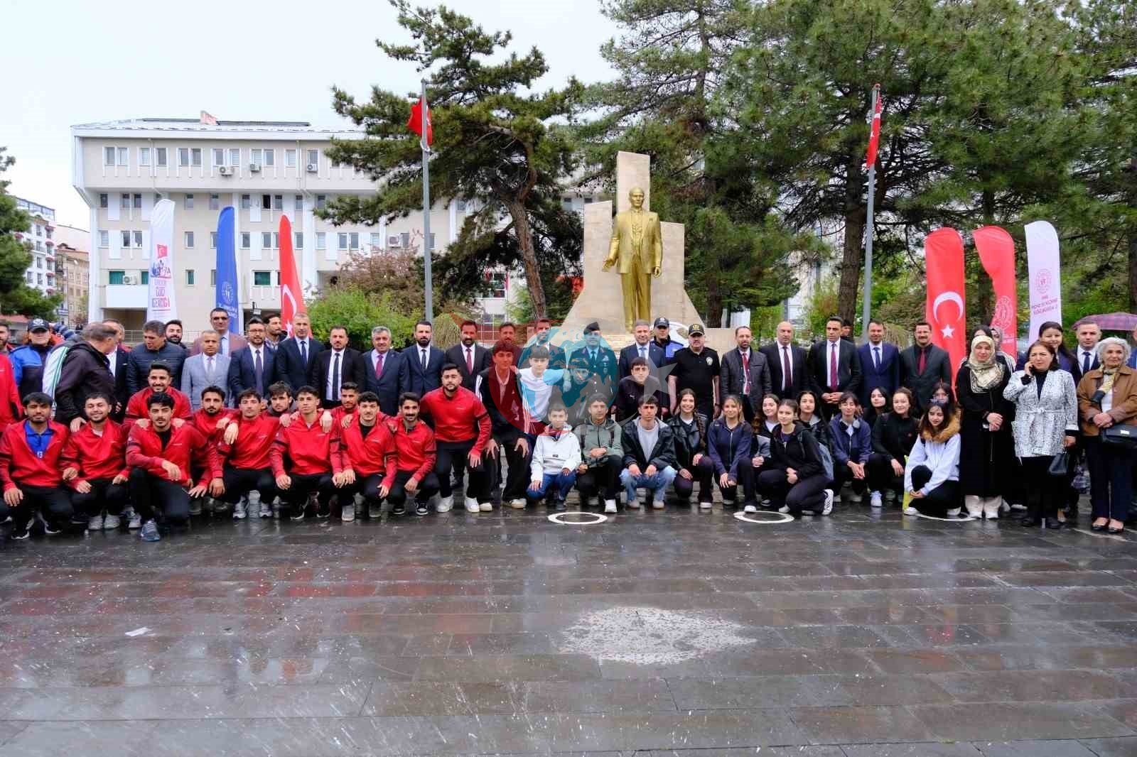 Van 19 Mayıs'ı Coşkuyla Karşıladı: Çelenk Töreni ile Başladı