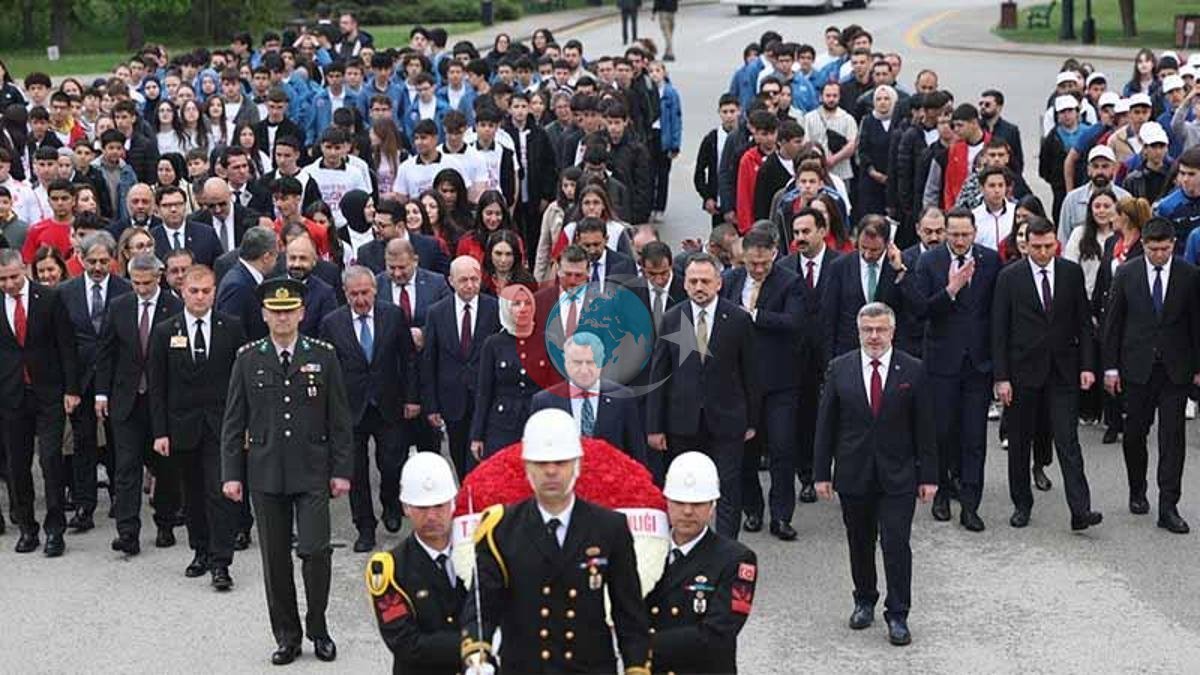 Bakan Osman Aşkın Bak, Gençlerle Anıtkabir'e Anlamlı Ziyaret