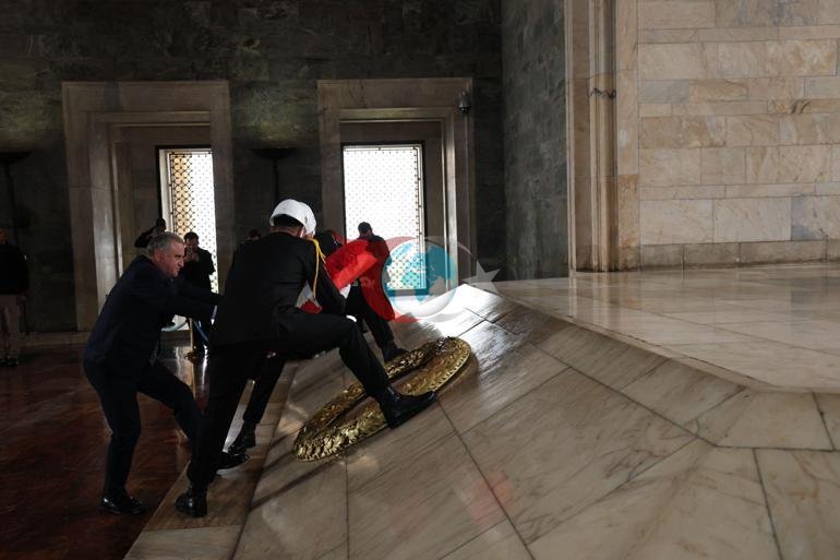 Bakan Bak, sporcu ve gençlerle Anıtkabiri ziyaret etti