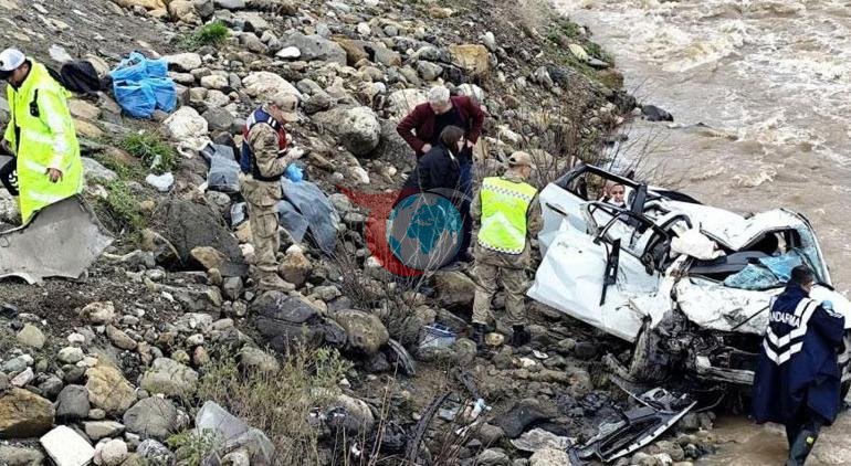 Erzincan’da korkunç kaza Otomobil dereye uçtu: Ölü ve yaralılar var