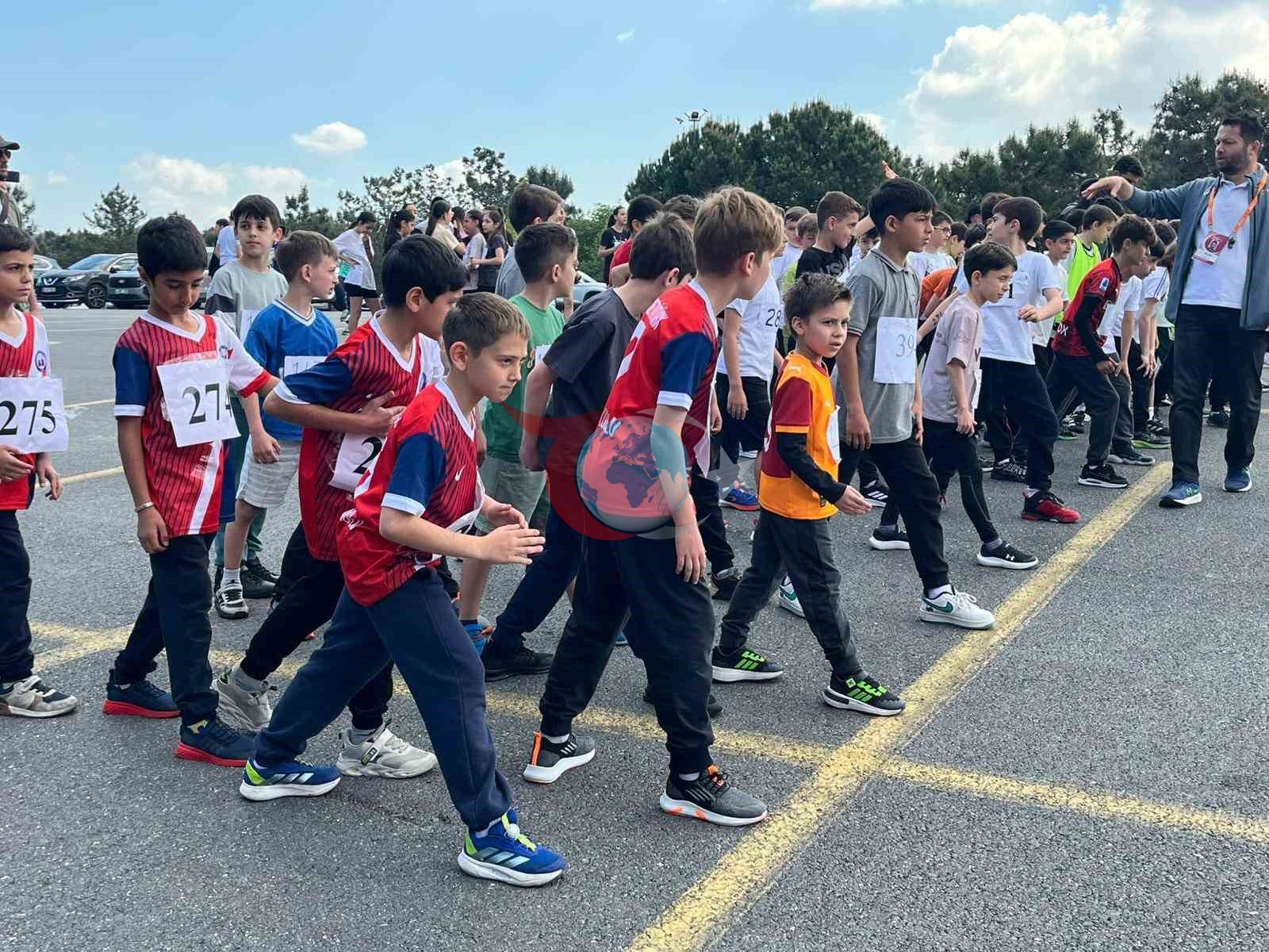 Genç Sporcular Ümraniye'de Kros Parkurunda Yarıştı