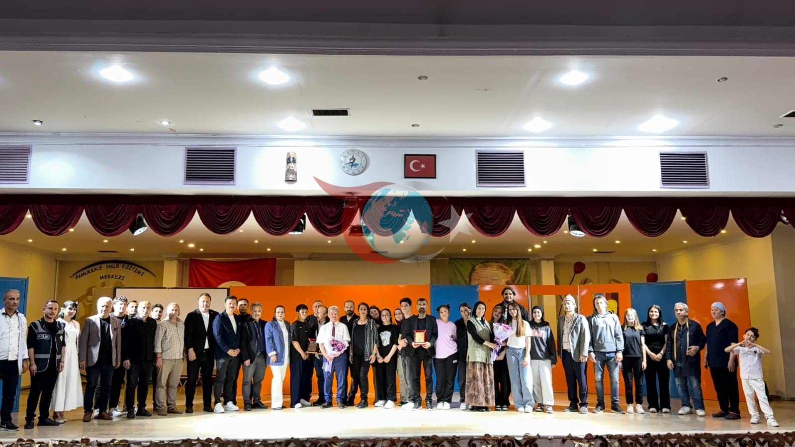 &lsquo;Kırık Işıklar&rsquo; tiyatro oyunu ayakta alkışlandı