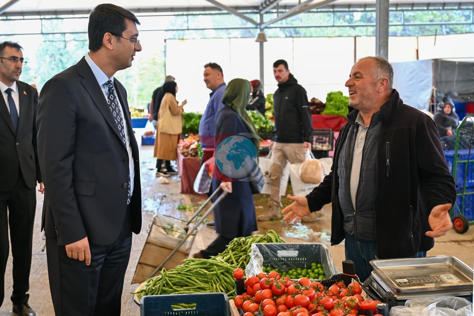 Uşak Valisi Kartal'dan Semt Pazarına Sürpriz Ziyaret
